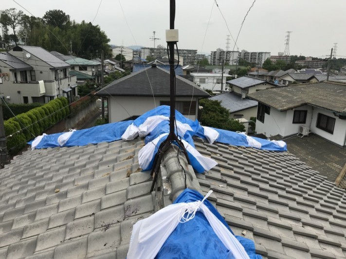 震災後大棟の歪みをブルーシートで応急処置カバー