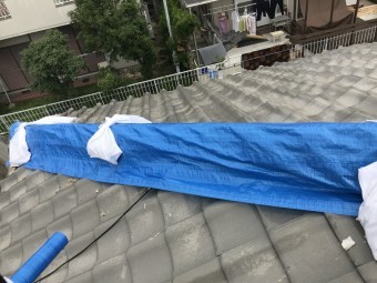 震災後棟の歪みをブルーシートで応急処置カバー