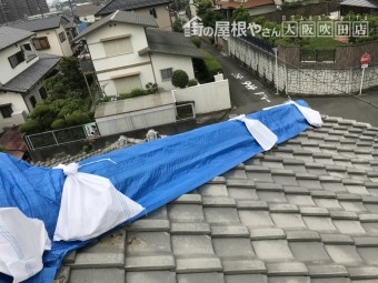 震災後棟の歪みをブルーシートで応急処置カバー