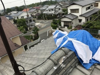 震災後棟の歪みをブルーシートで応急処置カバー