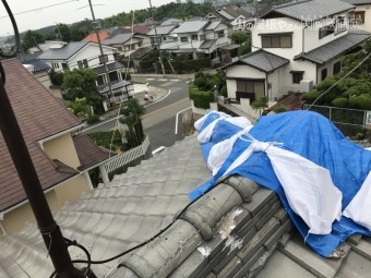 震災後棟の歪みをブルーシートで応急処置カバー