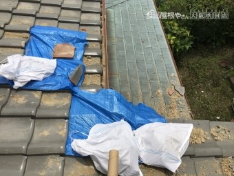 震災後の屋根瓦の割れをブルーシートで養生
