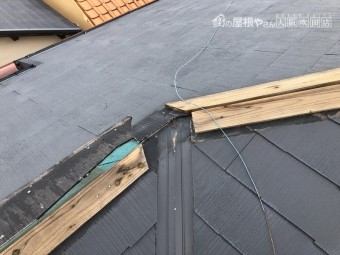 台風で破損したスレート屋根の棟