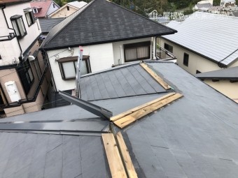 台風で外れたスレート屋根の棟板金