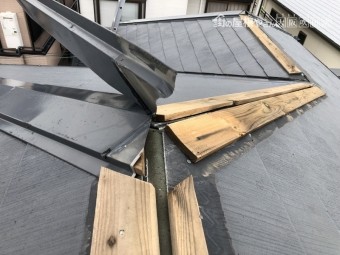 台風で外れたスレート屋根の棟板金