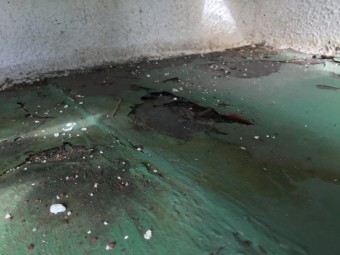 防水塗装の剥げた劣化したベランダバルコニー
