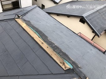 台風で破損したスレート屋根の棟