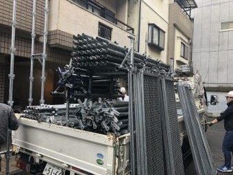 トラックに積まれた足場