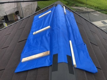 台風により剥がれたスレート屋根にブルーシートで養生