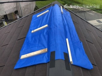 台風により剥がれたスレート屋根にブルーシートで養生