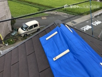 台風により剥がれたスレート屋根にブルーシートで養生