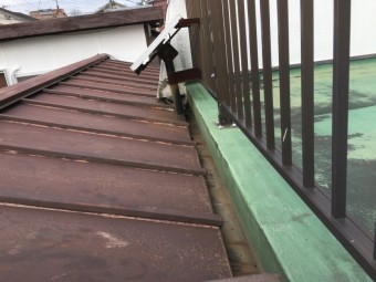 劣化した防水塗装と板金