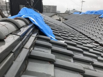 地震の揺れで被災した棟をブルーシートでカバー