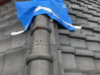 地震の揺れで被災した棟をブルーシートでカバー