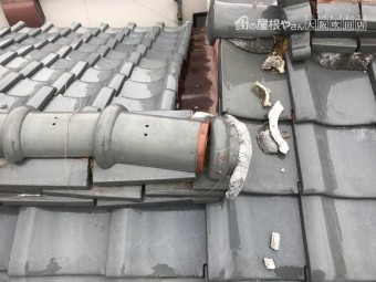 地震で崩れた大棟と熨斗瓦