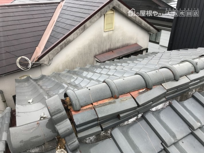 地震で崩れた大棟と熨斗瓦