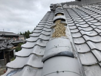 台風の強風の影響ではずれた瓦