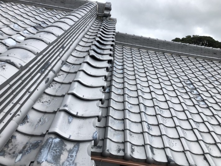 ズレた屋根瓦(修繕前)
