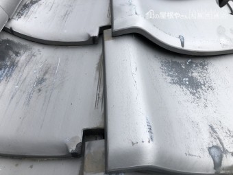 台風の強風の影響でずれた瓦