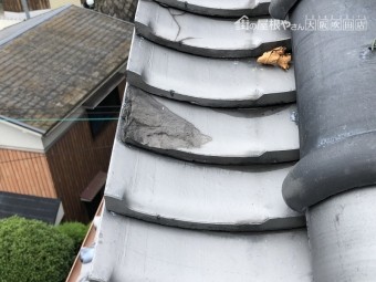台風の強風の影響で割れた瓦