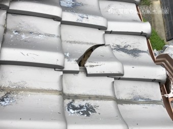 台風の強風の影響で割れた瓦