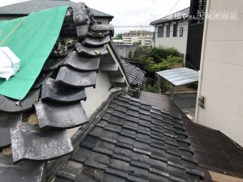 地震の影響を受け崩れた瓦屋根