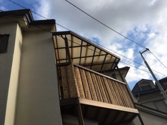劣化したベランダバルコニーのポリカ波板屋根