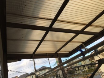 劣化したベランダバルコニーのポリカ波板屋根