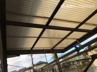 劣化したベランダバルコニーのポリカ波板屋根