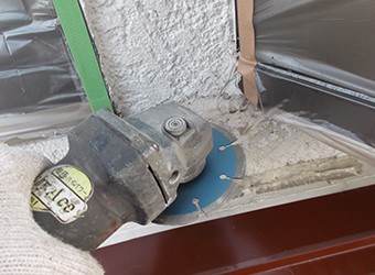 クラックが大きい場合はグラインダーで削ってから、亀裂を埋めます
