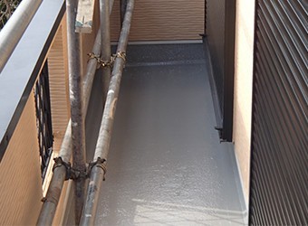 トップコートを重ねて塗布して、防水層を厚く保護します