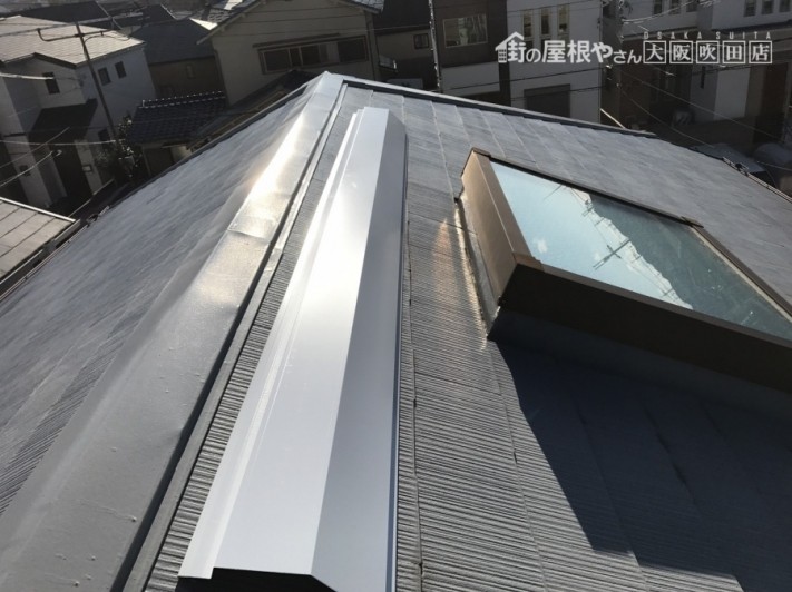 新しい棟板金の設置