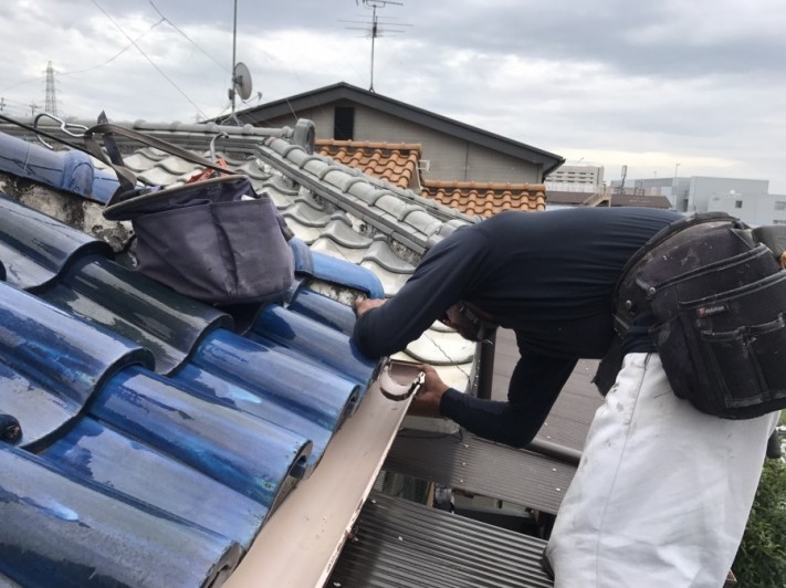高槻市で雨樋交換をおこなっている様子