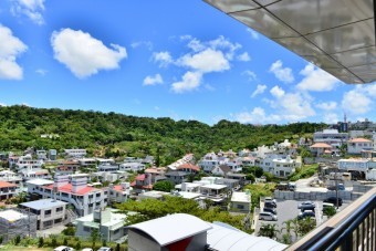 沖縄地方の台風に耐えられる住宅街の町並み