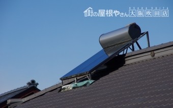 屋根に取り付けられた太陽光パネル