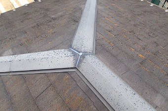 シーリングの劣化により棟板金と屋根に隙間が出来ている