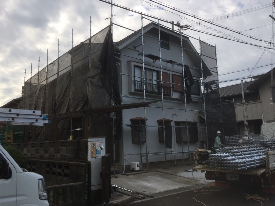 足場にメッシュシート架け