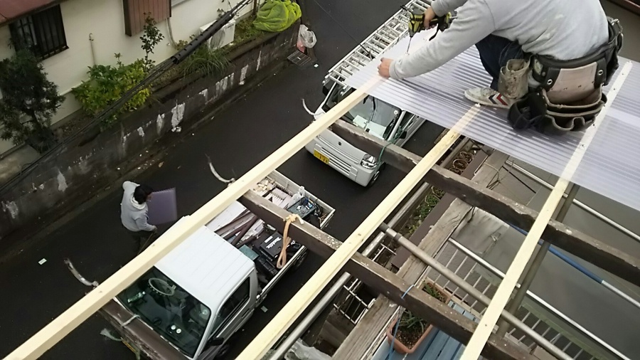 新しい波板をビス打ち