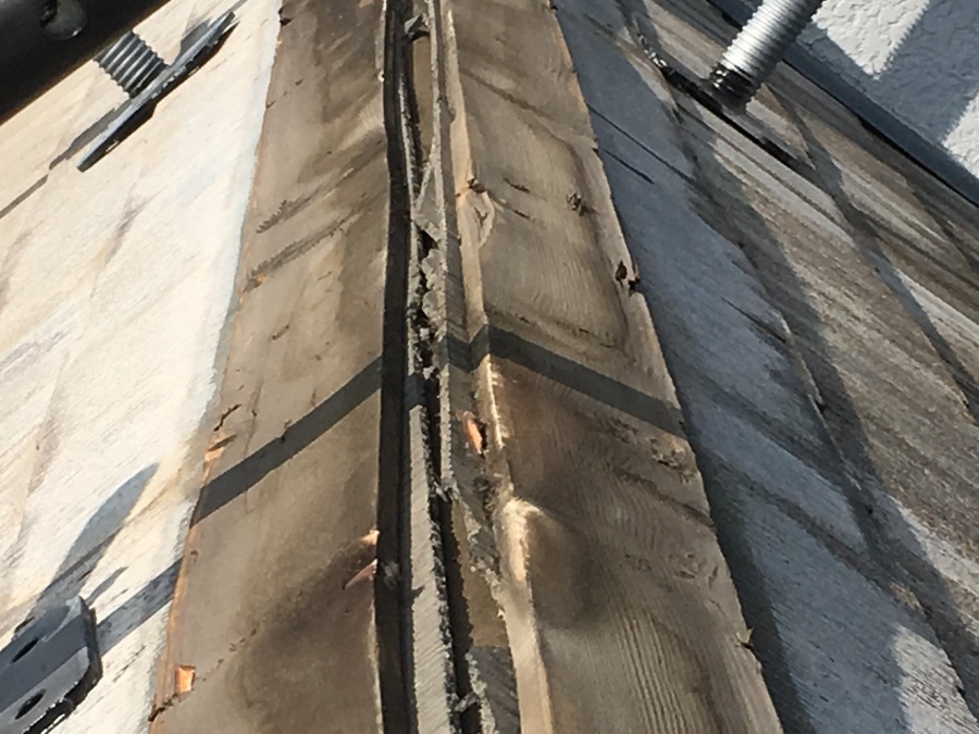 屋根重ね葺き工法　棟版板金の交換　棟板金を外した所