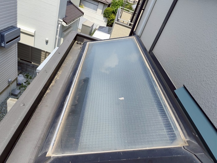 池田市で天窓からの雨漏り修理としてガルバリウム鋼板で低価格に補修する前の様子