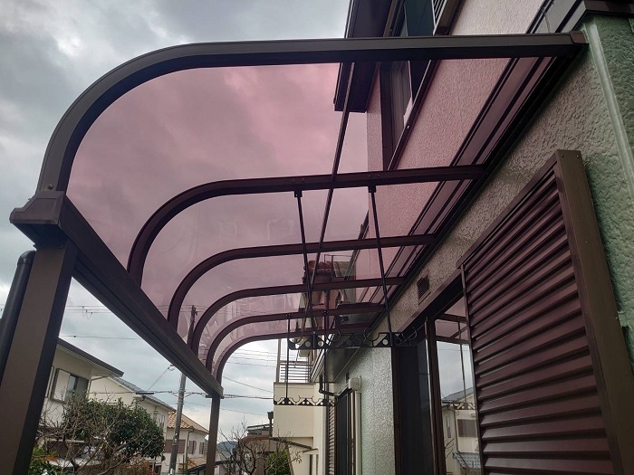 吹田市テラス屋根のアクリル板をポリカーポネード板へ貼り換える前の様子
