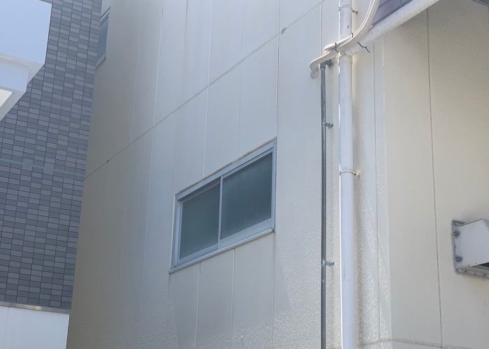 池田市工場の窓廻りの雨漏り修理を行う前の様子