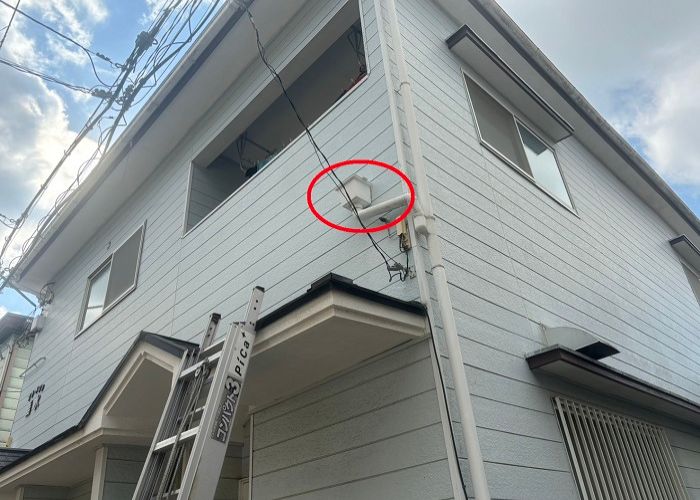 アパートで外れかけている雨樋の応急処置を行った後の様子
