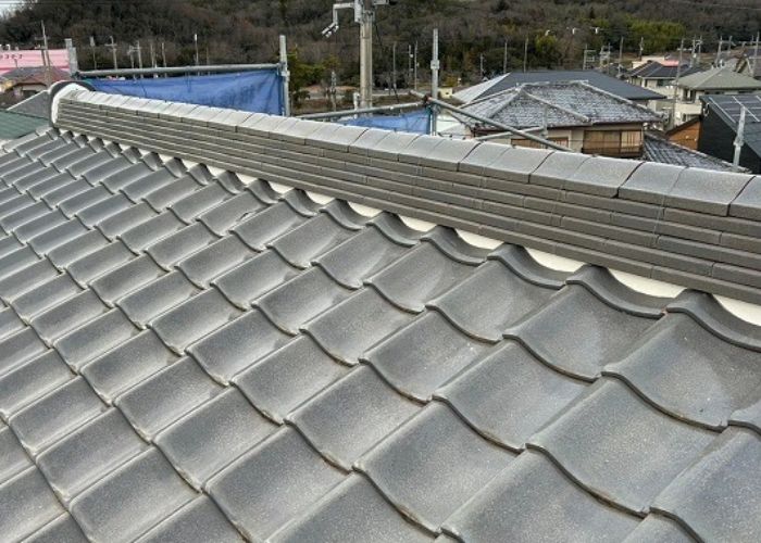 棟瓦のメンテナンスとして漆喰詰め直しを行った後の様子