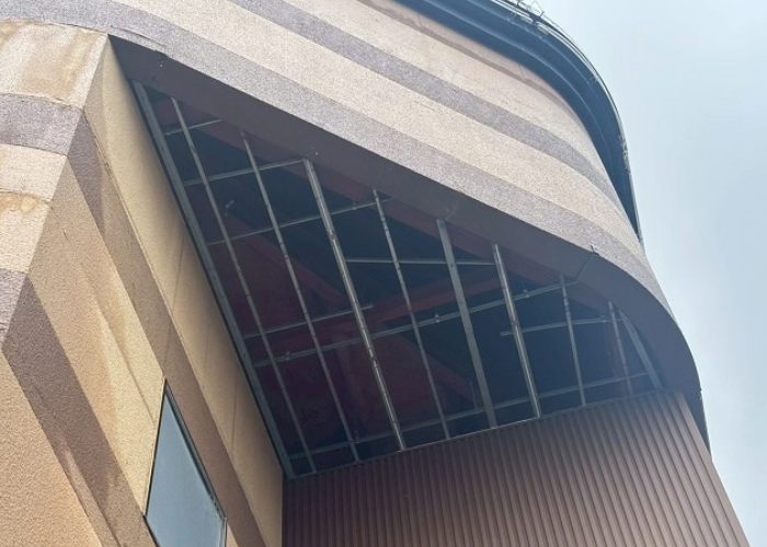 吹田市商業施設で剥がれた軒天の補修工事にガルバリウム鋼板を使用する前の様子