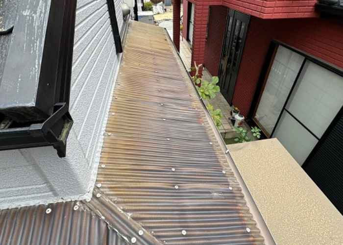 高槻市　物置屋根のポリカ波板を貼り替える前の様子