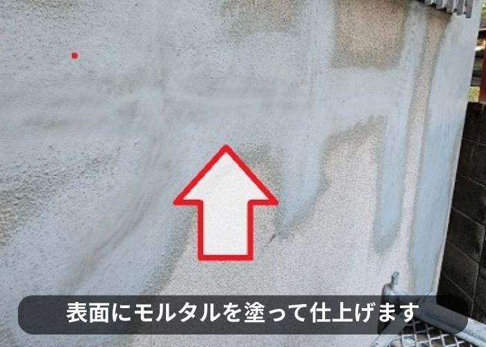 外壁補修工事で仕上げのモルタルを塗っている様子