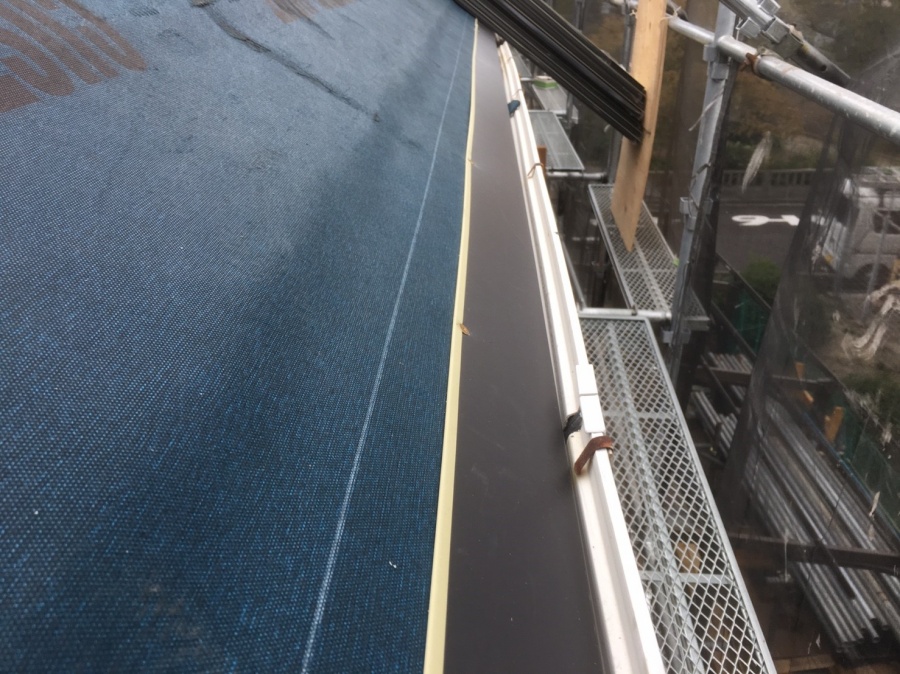 屋根カバー工事　水切り板金の施工完了