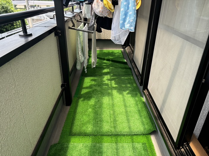 大阪市雨漏りしているベランダのＦＲＰ防水工事を行う前の様子