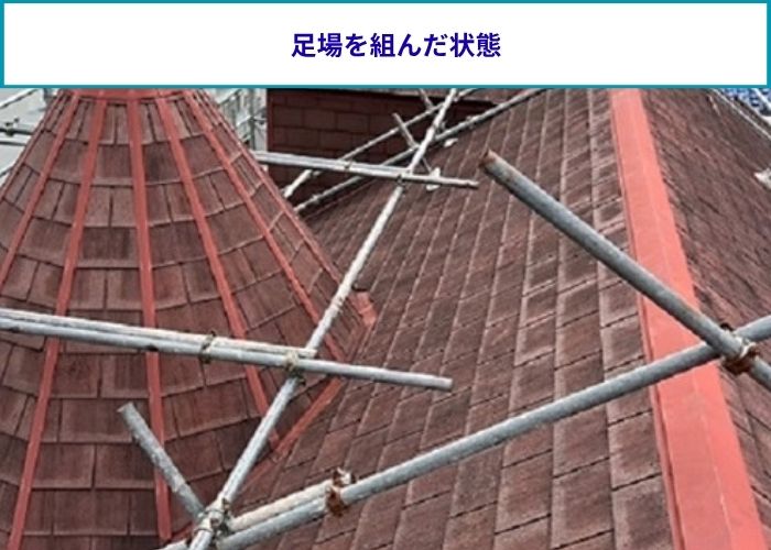 屋根カバー工法を行う現場の様子